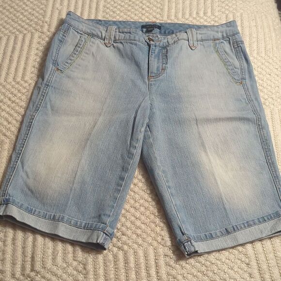 TOMMY HILFIGER Shorts Womens 10 Blue Bermuda Denim Cuffed Casual Mid Rise Zip - Picture 1 of 10
